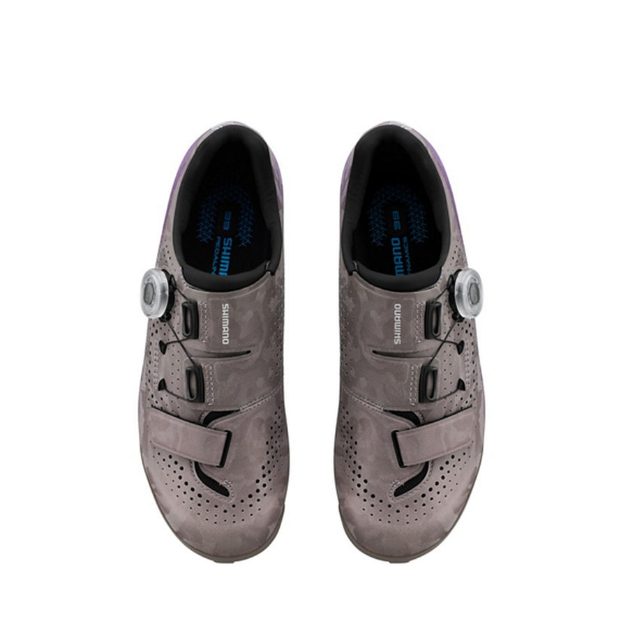 Vue dessus des chaussures gravel femme Shimano SH-RX600 SPD avec fermeture BOA et design camouflage