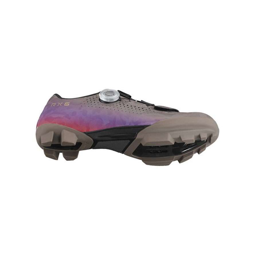 Profil lateral des chaussures gravel femme Shimano SH-RX600 SPD avec systeme de serrage BOA et semelle cramponnee