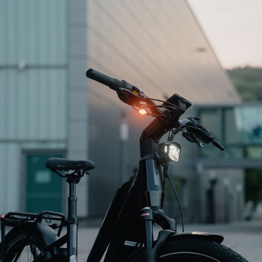Sécurité active à vélo avec les clignotants Busch & Müller Turntec. Système avant et arrière pour VAE, lumière puissante et design discret.