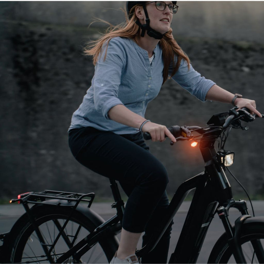 Améliorez votre visibilité à vélo avec les clignotants avant/arrière Busch & Müller Turntec. Compatibles VAE, design compact et puissant éclairage LED.