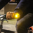 Clignotants vélo WingLights Pop allumés sur guidon, sécurité et visibilité optimale pour cyclistes urbains