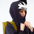 Femme portant la combinaison imperméable vélo ENTEGA Pignon Clothing unisexe avec capuche ajustée et fermeture zippée