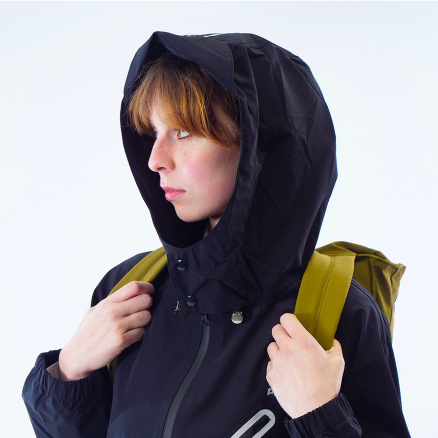 Portrait d'une personne portant la combinaison imperméable vélo ENTEGA Pignon Clothing unisexe avec capuche