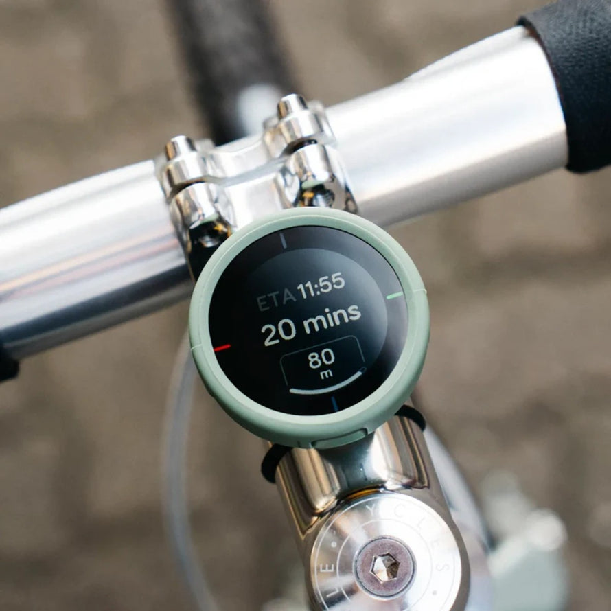 Compteur GPS Bellelli Beeline Velo 2 affichant l'estimation du temps d'arrivée et la distance restante sur guidon