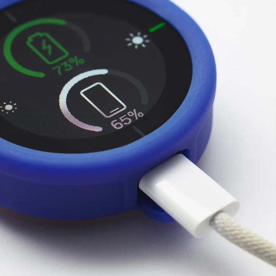 Compteur GPS Bellelli Beeline Velo 2 en charge avec affichage batterie et smartphone