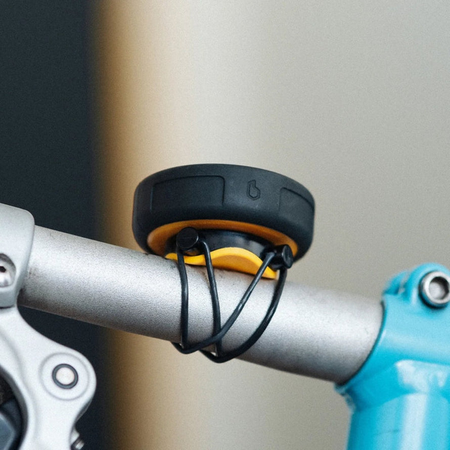 Compteur GPS Bellelli Beeline Velo 2 fixé sur guidon de vélo pour suivi précis des trajets