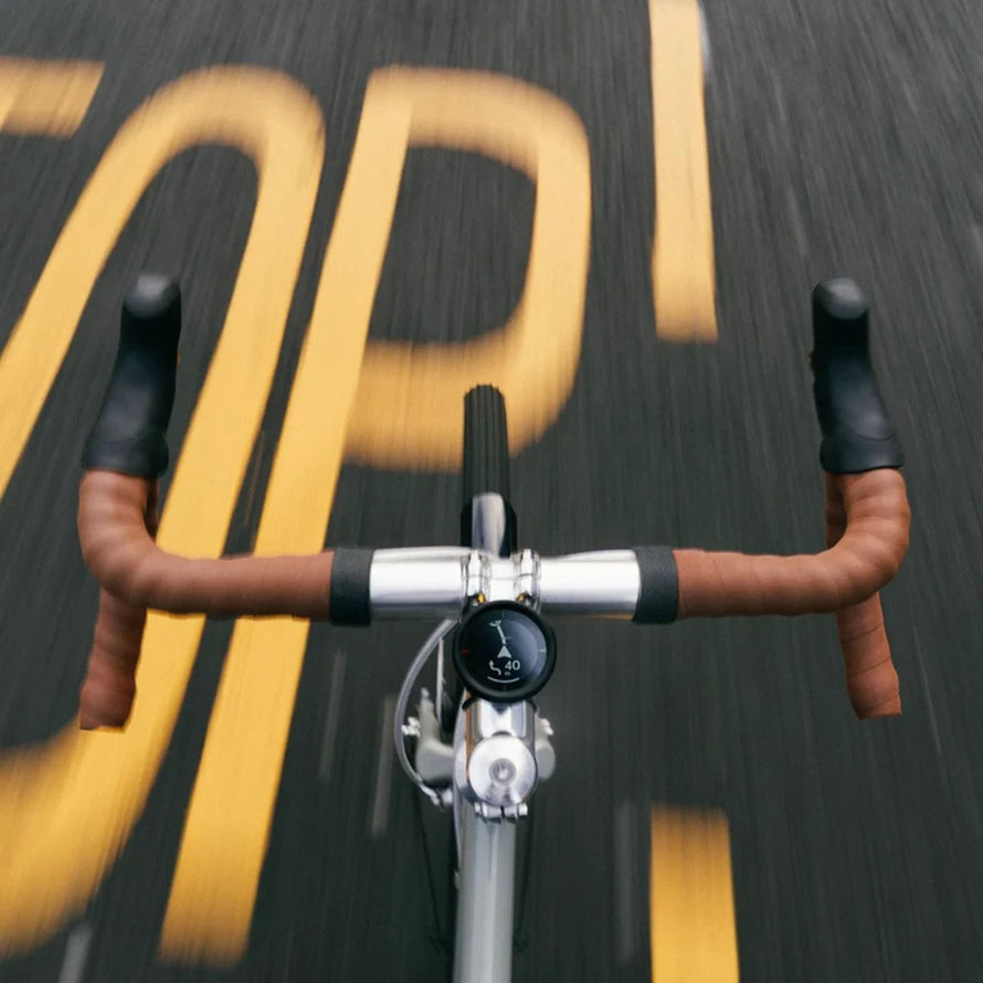 Compteur GPS Bellelli Beeline Velo 2 fixé sur guidon de vélo de course avec affichage directionnel clair
