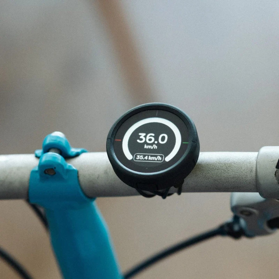 Compteur GPS Bellelli Beeline Velo 2 affichant la vitesse instantanee sur guidon de velo