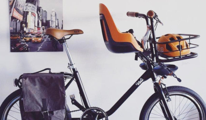 Installer des sacoches velo avec un siège enfant sur porte-bagages