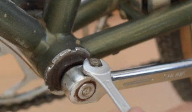 Wie montiert und demontiert man eine Tretkurbel mit Keilen?