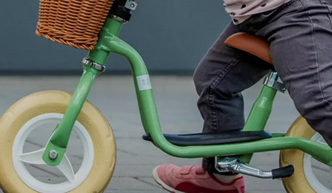 Draisienne bois ou acier, quel matériau pour un petit vélo bébé ?
