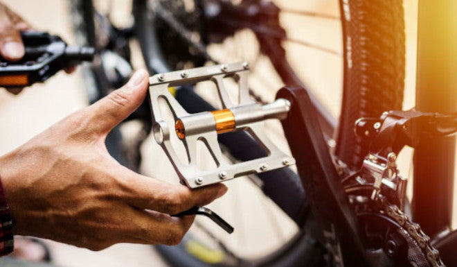 Pédales avec cale-pieds - Équipements vélos Pédales avec cale-pieds - Équipements vélos