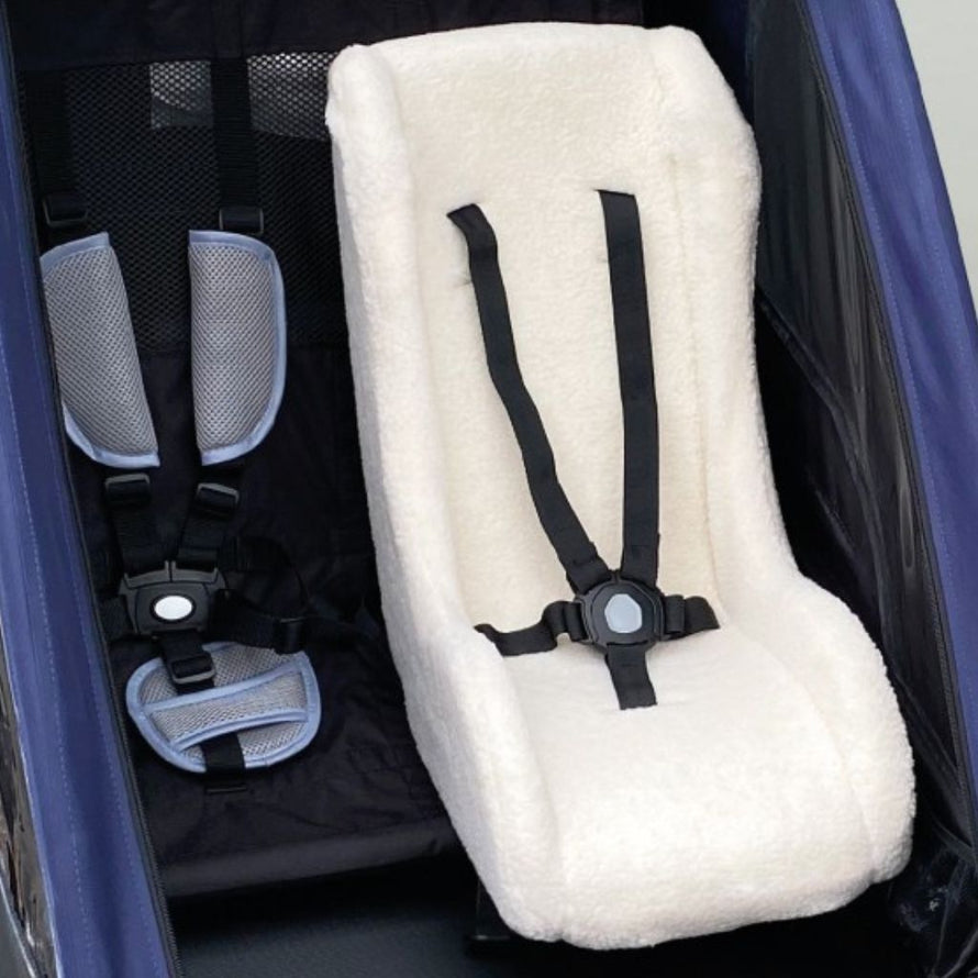 Coque réductrice pour remorque ou vélo cargo, pour bébé de 7 à 18 mois, blanche, en polaire. 