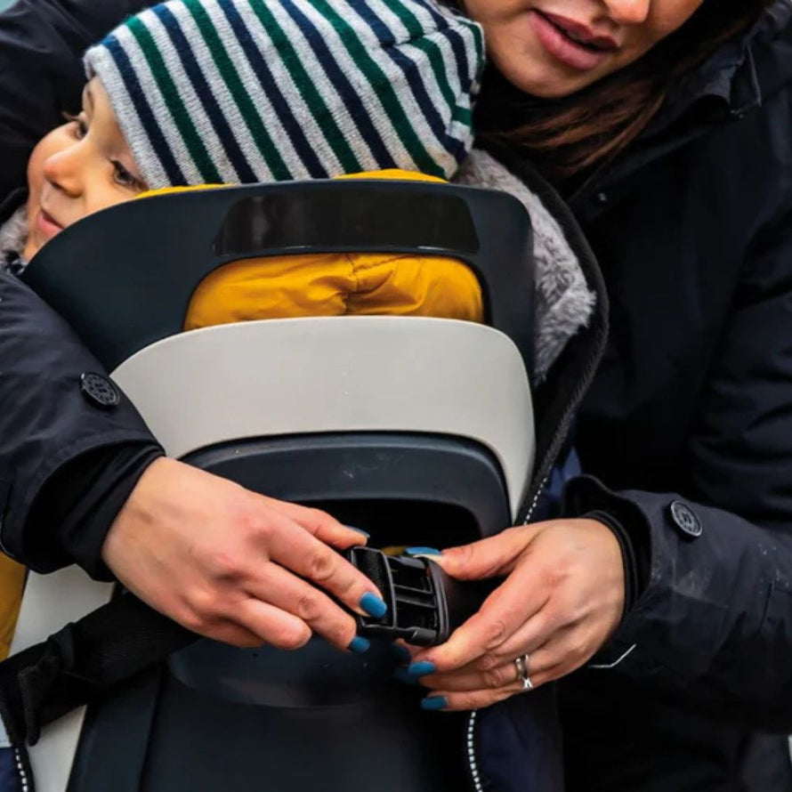 Installation d’un enfant dans son siège arrière vélo avec coque Opossum Galaxy, protection hivernale chaude