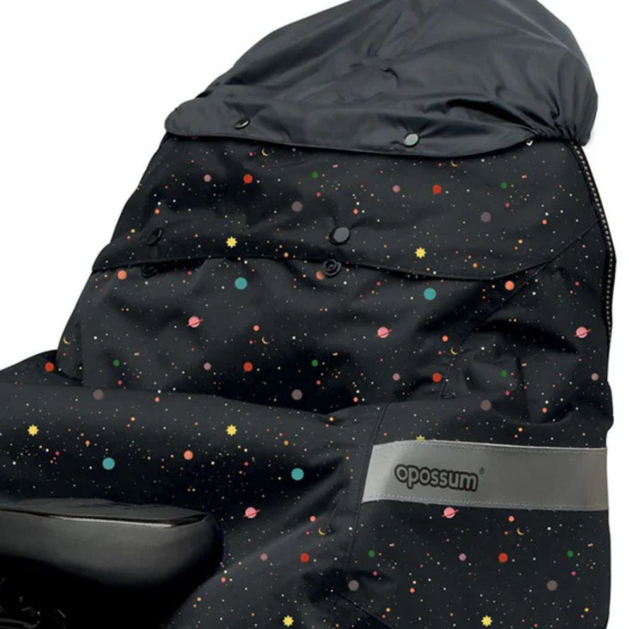 Vue rapprochée de la housse Opossum Magic Galaxy sur siège vélo arrière, design constellation colorée pour enfant