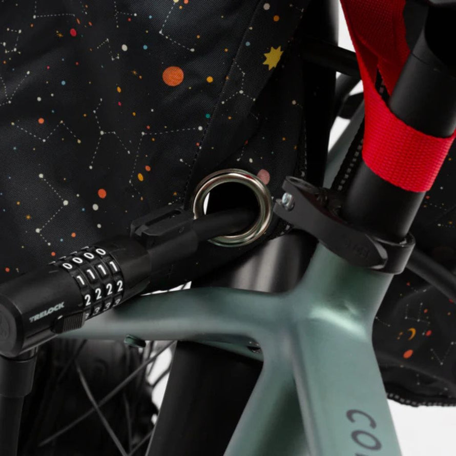 Œillet de sécurité intégré à la coque Opossum Galaxy pour passer un antivol sur le siège arrière vélo