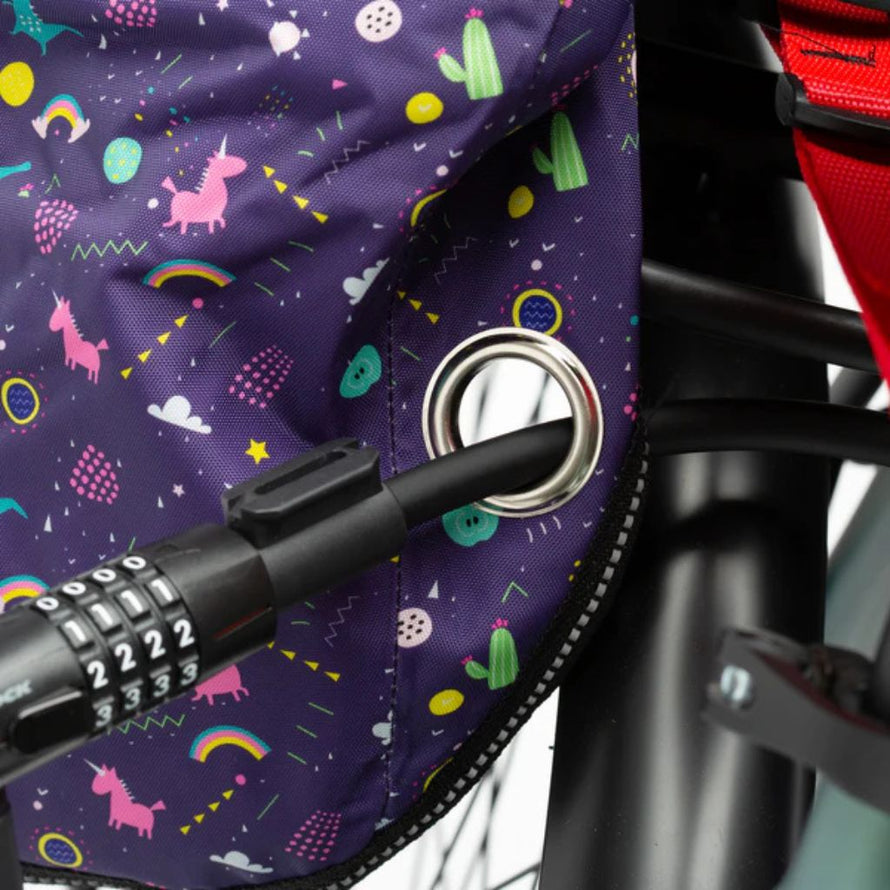 Œillet métallique de la coque Opossum Magic permettant le passage d’un cadenas pour sécuriser le siège enfant