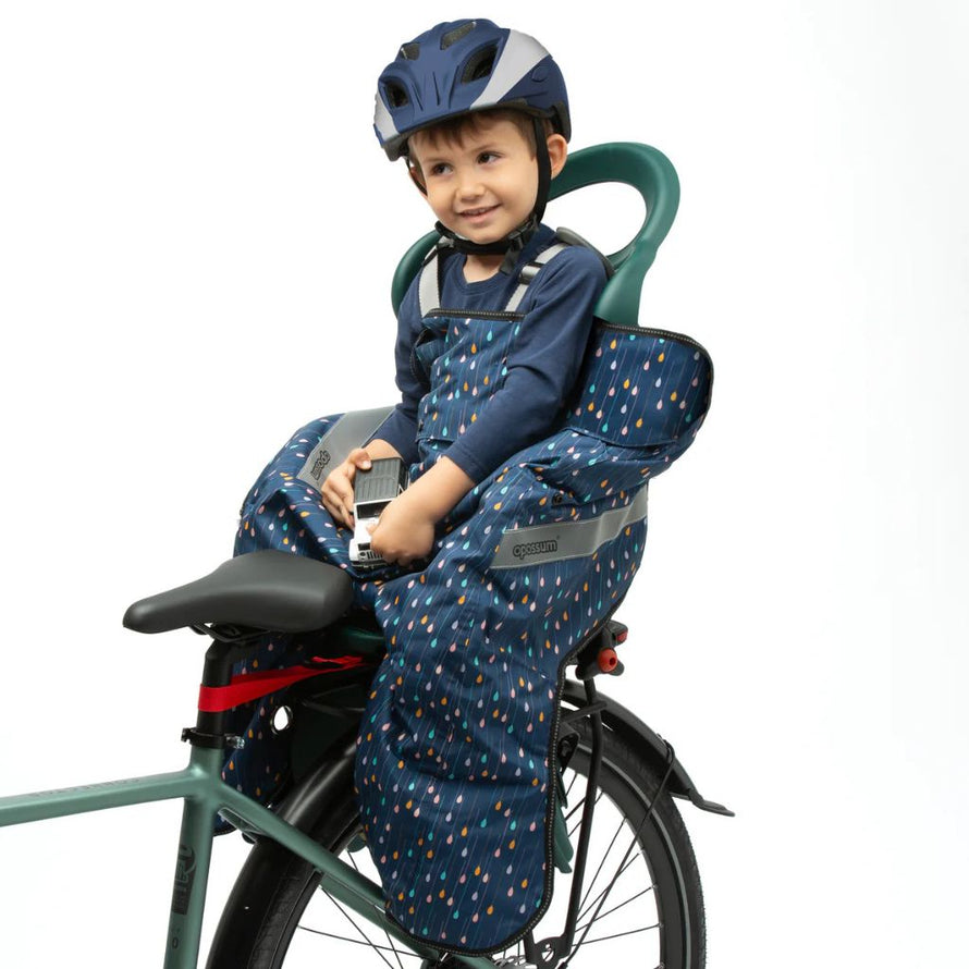 Enfant installé sur siège arrière vélo avec coque thermique Opossum Splash, protection pluie et froid