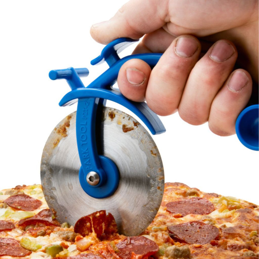 coupe-pizza park tool pzt-2 en forme de roue utilise pour decouper une pizza