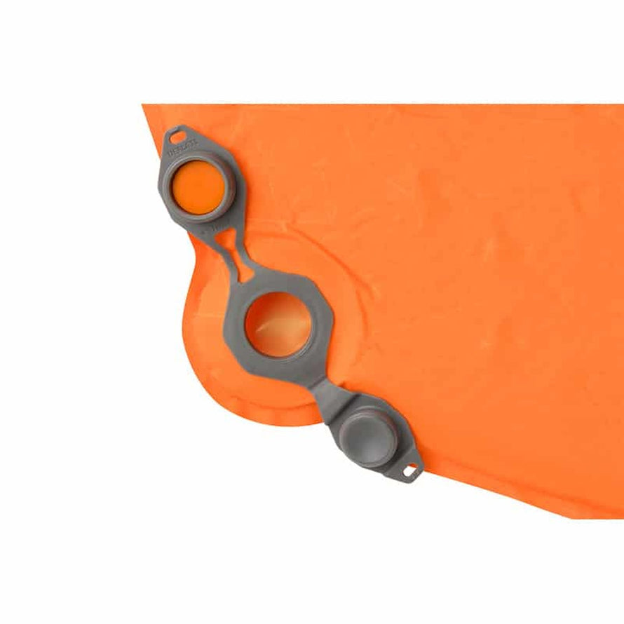 Gros plan sur la valve du matelas autogonflant Ultralight 3 saisons Sea to Summit, idéal pour randonnée et camping