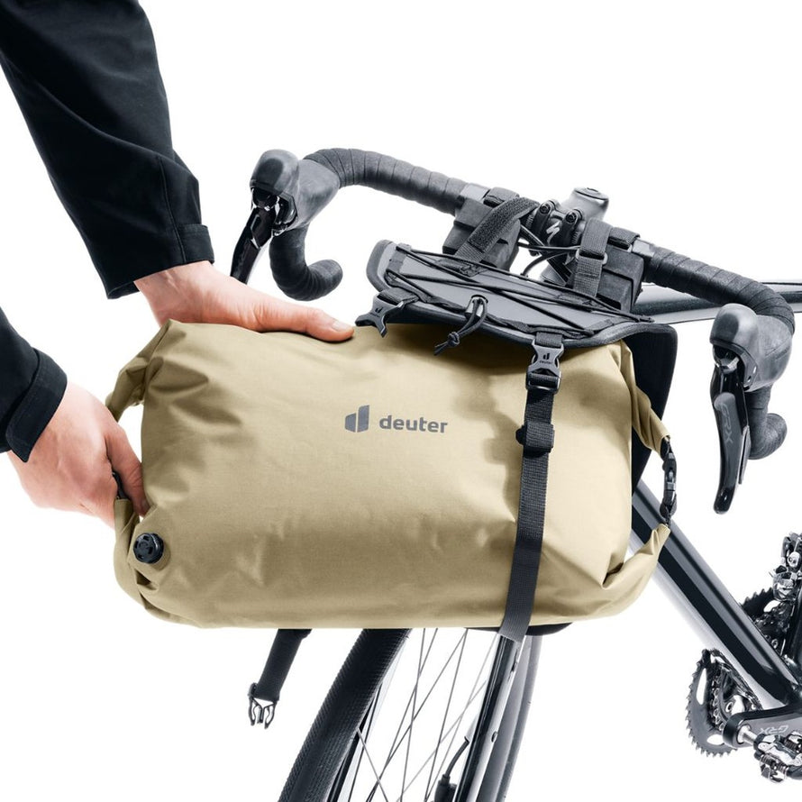 Sacoche de guidon Cabezon 14 Deuter tan, compacte et étanche pour vos aventures bikepacking