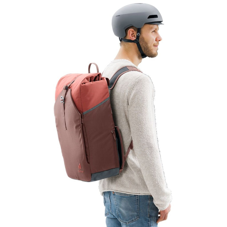 Sacoche vélo Deuter Xberg 25 convertible en sac à dos, design urbain rouge et marron, idéale pour cyclistes actifs
