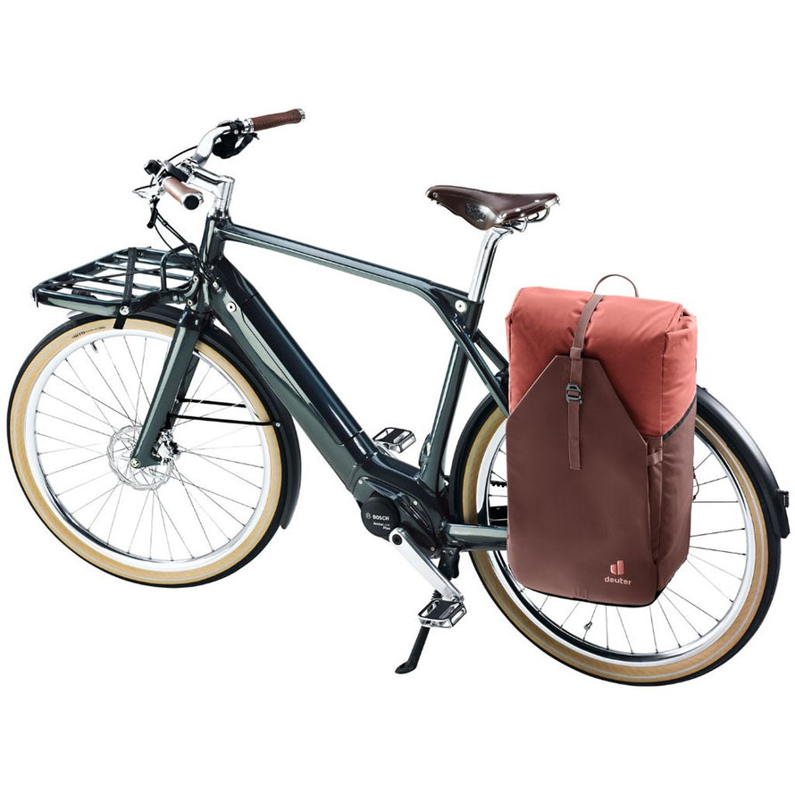 Sacoche vélo Deuter Xberg 25 terracotta fixée à l'arrière du vélo, convertible en sac à dos pratique et stylée