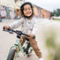 Enfant souriant sur draisienne Puky LR Light vert clair, idéale dès 2 ans et demi pour apprentissage et sécurité