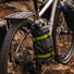 Sac dry bag 5L Old Man Mountain fixé à l'arrière du vélo pour protection étanche en bikepacking