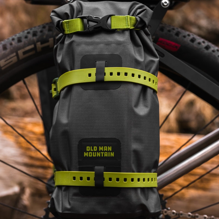 Sac étanche Dry Bag 5L Old Man Mountain fixé sur cadre de vélo tout terrain