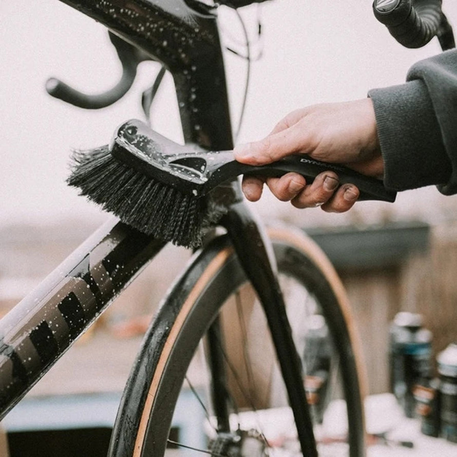 Brosse de lavage Dynamic Soft Washing Brush utilisée pour nettoyer un cadre de vélo noir
