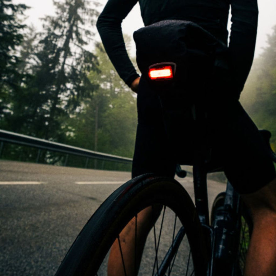 Eclairage arrière puissant pour cyclistes, fixable sur cadre ou bagages, Zéfal Supervision R150