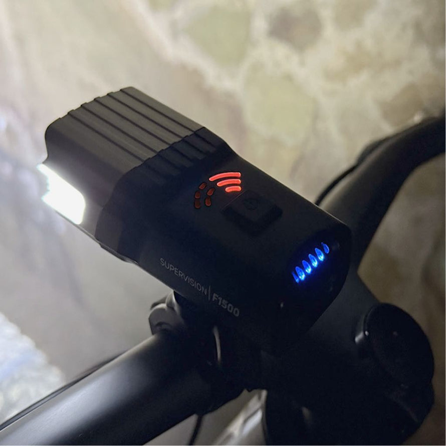 Eclairage avant pour sorties vélo nocturnes avec indicateur du niveau de charge et du mode d'éclairage Zéfal Supervision F1500