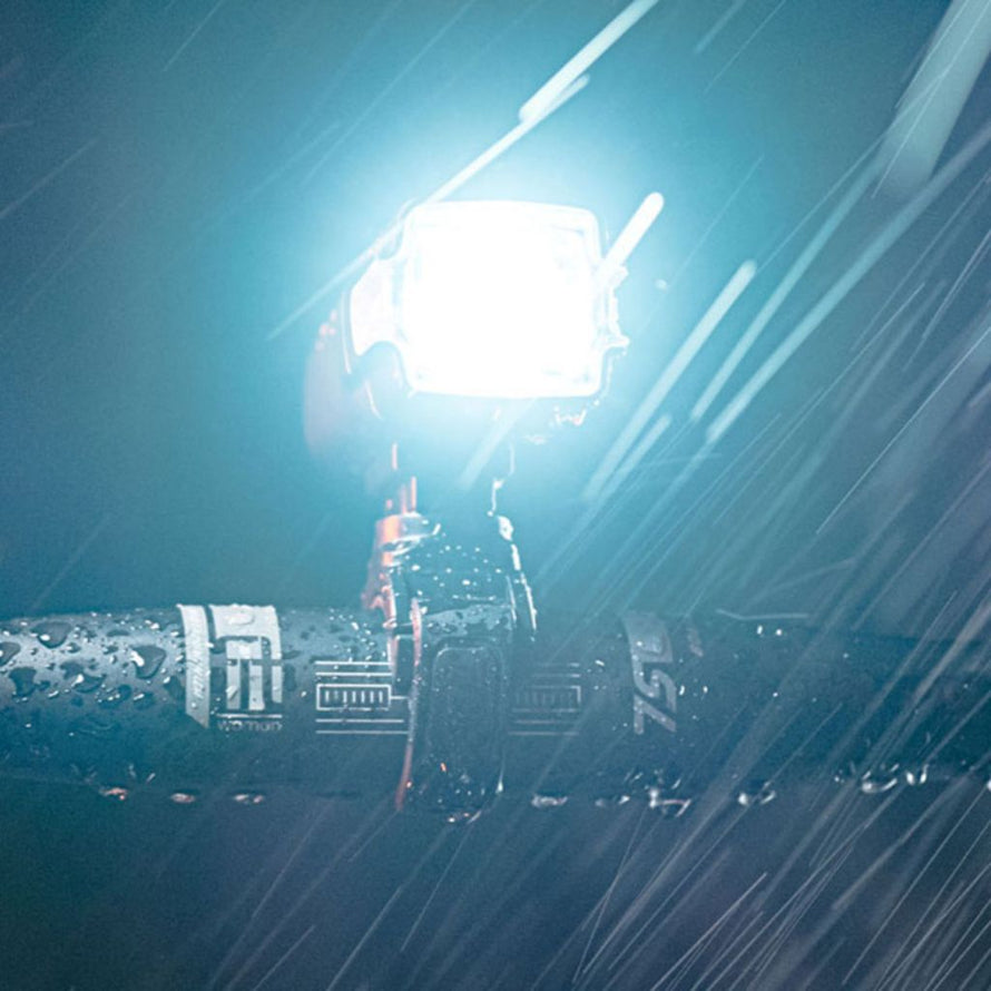Eclairage avant pour cyclistes urbains résistant à la pluie, de Zéfal
