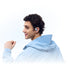 Jeune homme souriant avec ecouteurs velo Shokz OpenFit Air 2 en bleu ciel, vue de profil