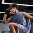 Homme sportif en salle avec ecouteurs velo Shokz OpenFit Air 2 pour ecoute active et securite