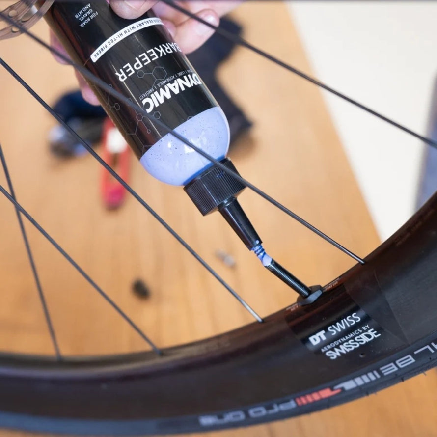Injection du preventif tubeless Elite Dynamic Barkeeper pour velo, solution rapide et fiable contre les crevaisons