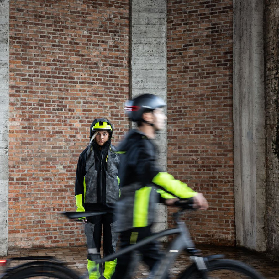 Tenue de pluie unisexe Wowow Etna, pantalon et veste réfléchissants pour le vélo, alliance d’un design élégant et d’une protection technique étanche.