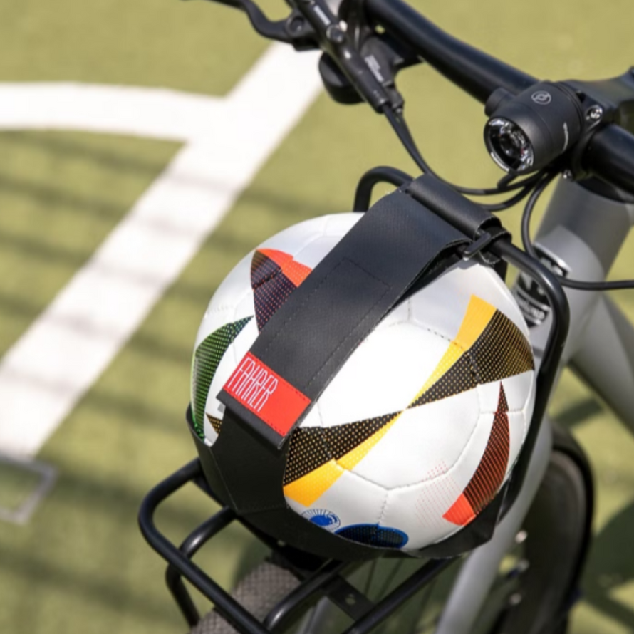 porte-ballon-velo-fahrer-sur-porte-bagages