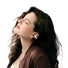Femme avec ecouteurs bluetooth velo Shokz Opendots 2 profitant d un son net et confortable en plein air
