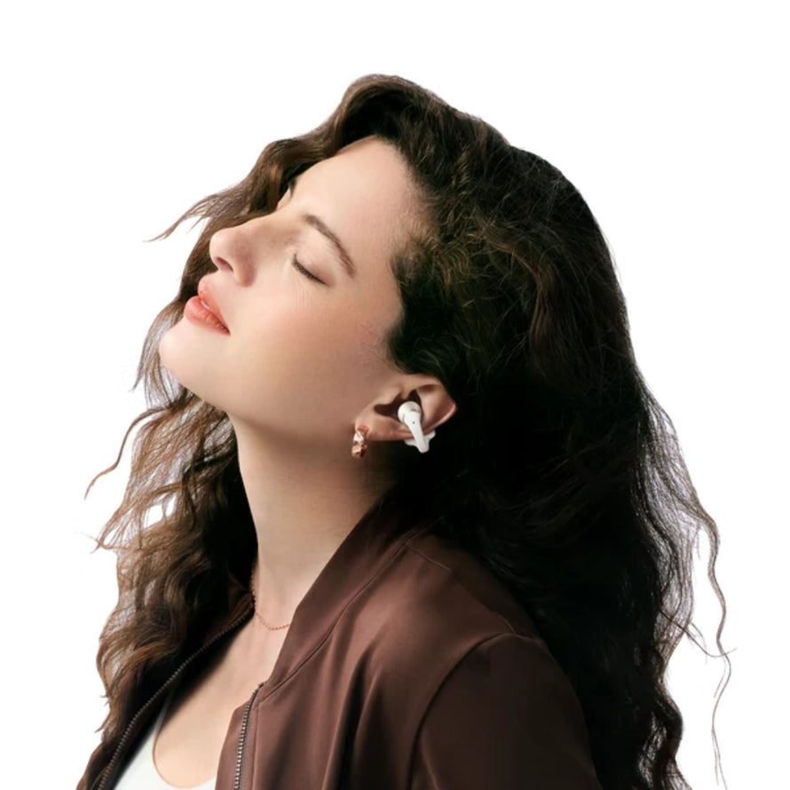 Femme avec ecouteurs bluetooth velo Shokz Opendots 2 profitant d un son net et confortable en plein air