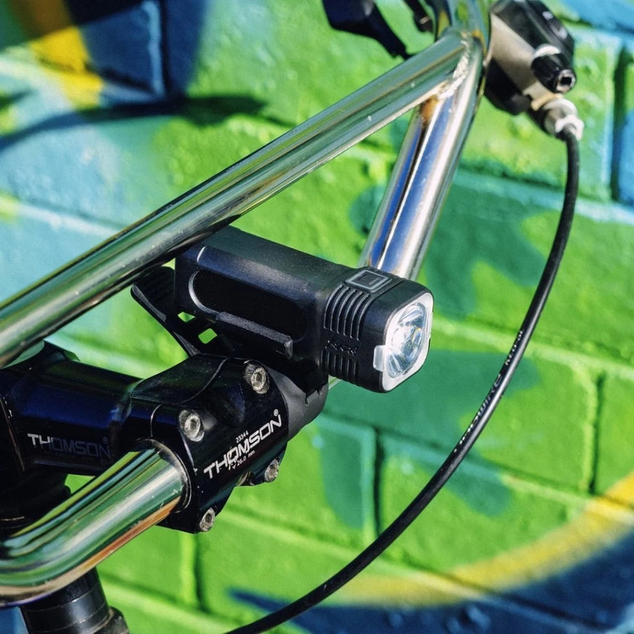 Feu arriere Knog Blinder Pro 400 Plus compact et efficace pour une visibilite optimale en toute securite