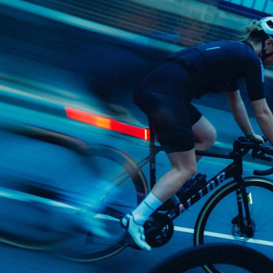 Feu arriere Knog Cobber Reflex rouge pour velo, design fin et securite optimale en conditions de faible luminosite