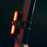 Feu arriere LED Knog Cobber Reflex avec fixation elastique pour une visibilite optimale et securite renforcee