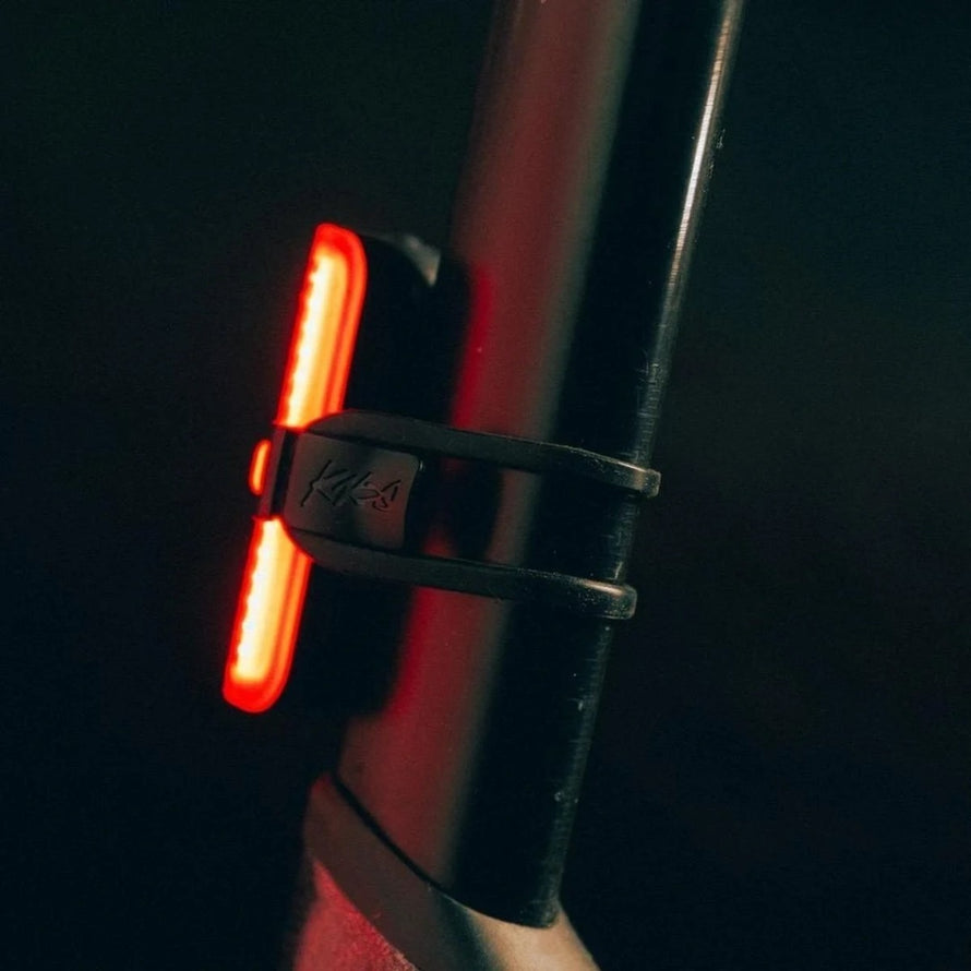 Feu arriere LED Knog Cobber Reflex avec fixation elastique pour une visibilite optimale et securite renforcee