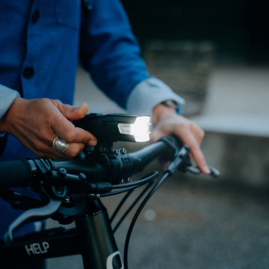 Feu avant sur guidon pour cyclistes urbains Zéfal Supervision F200