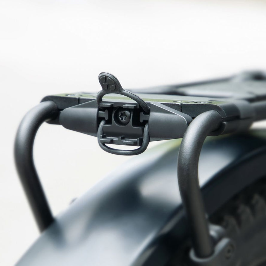 Fixation sur le porte-bagages vélo Infinity Universal de SKS pour éclairage arrière