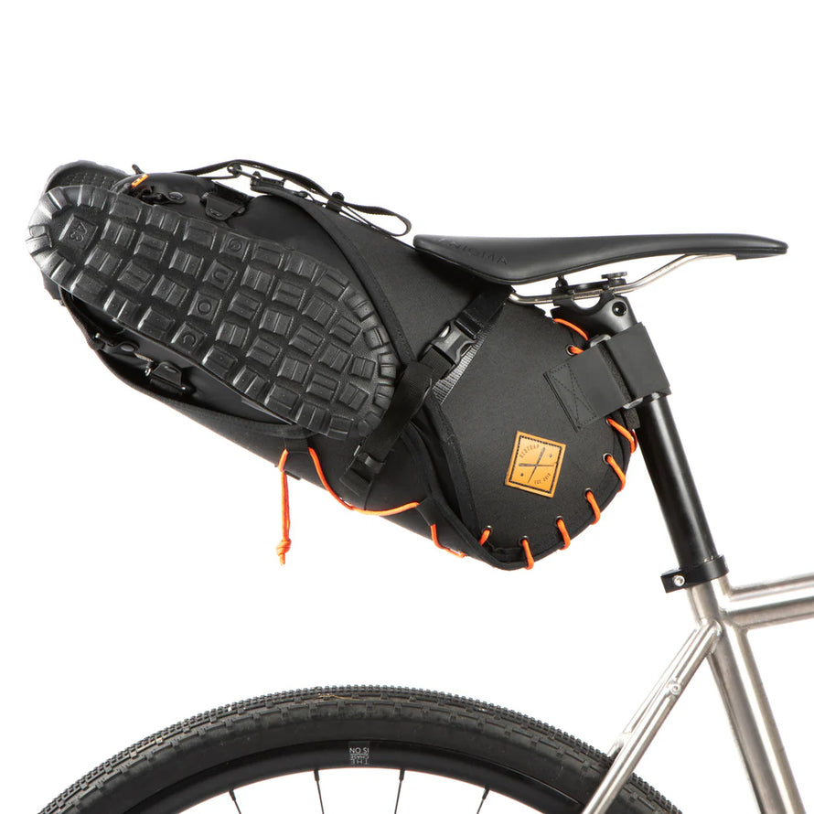 Sandales QUOC x Restrap fixées autour d’une sacoche de selle