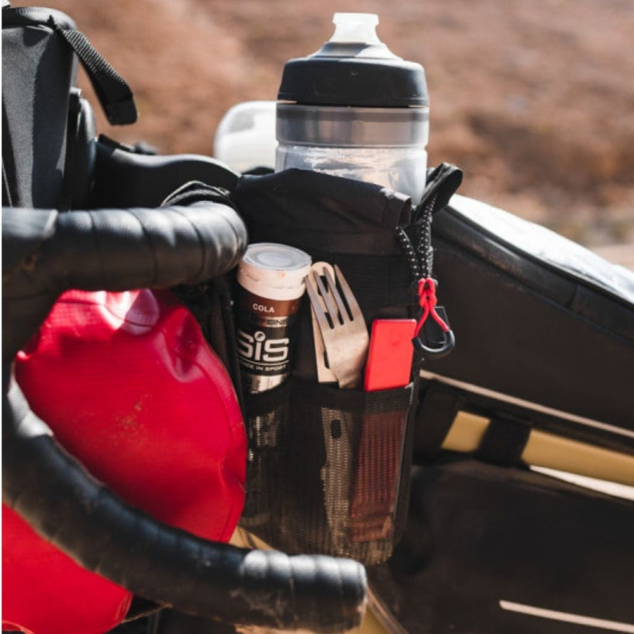 Ouverture par cordon de serrage permettant un accès à une main sur la sacoche Zéfal Z Adventure Pouch Bag