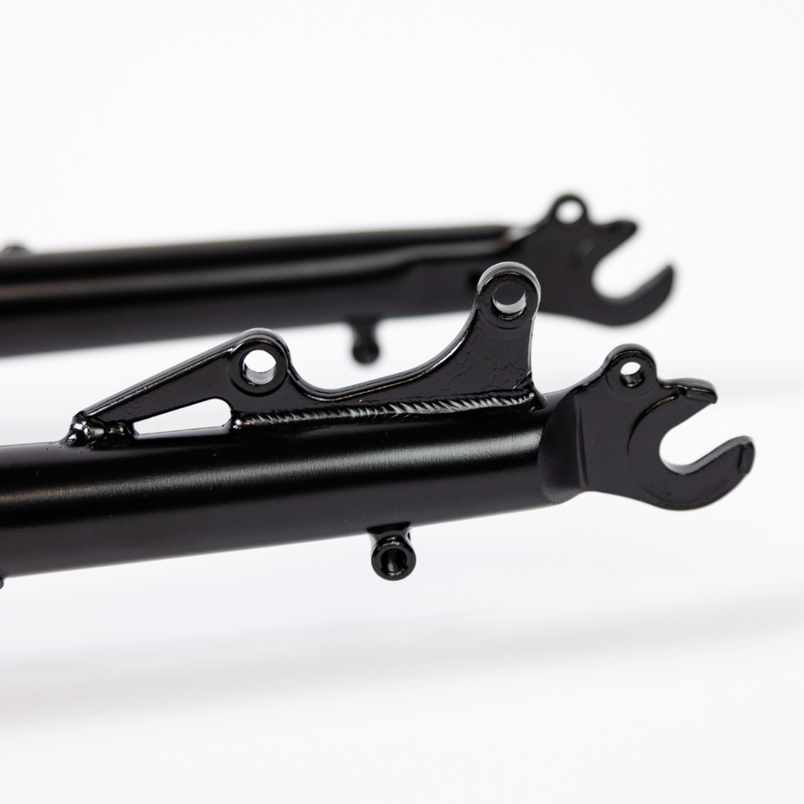 Détail des fixations pour la roue sur la fourche de vélo acier BLB Aventure 700C